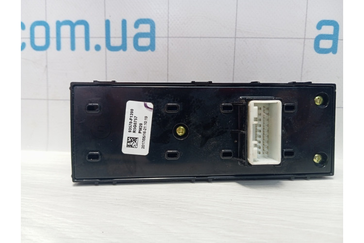 Блок кнопок склопідйомника Kia Sportage 2016-2021 93570F1200