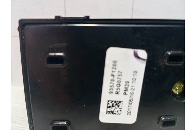 Блок кнопок склопідйомника Kia Sportage 2016-2021 93570F1200