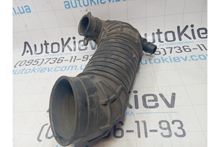 Патрубок забору повітря Audi A4 B7 2005-2007 8E0129615J