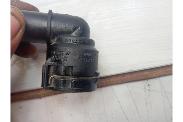 Фланець радіатора Volkswagen Passat B6 2005-2010 1K0122291H