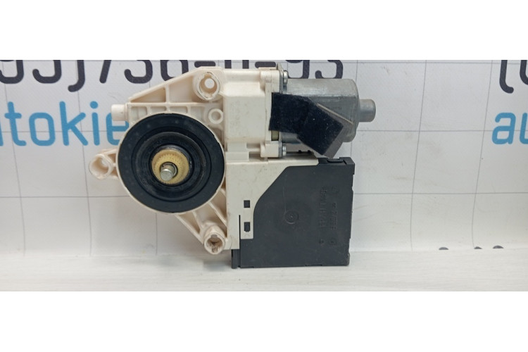 Двигатель стеклоподъемника двери передней, правой Audi A3 8P 2003-2013 8P0959802A