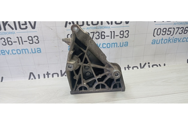 Кронштейн / лапа кріплення двигуна Skoda Fabia 2007-2015 03L199207A