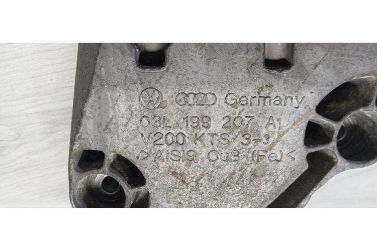 Кронштейн / лапа кріплення двигуна Skoda Fabia 2007-2015 03L199207A