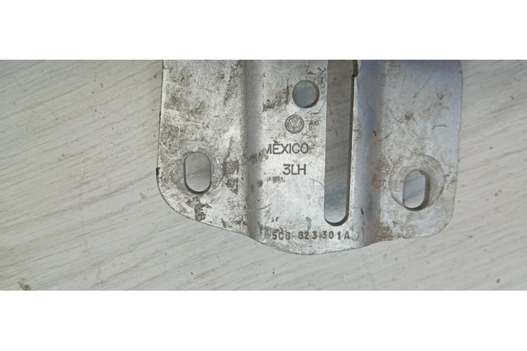 Петля капота ліва Volkswagen Jetta 2011-2018 5C6823301A