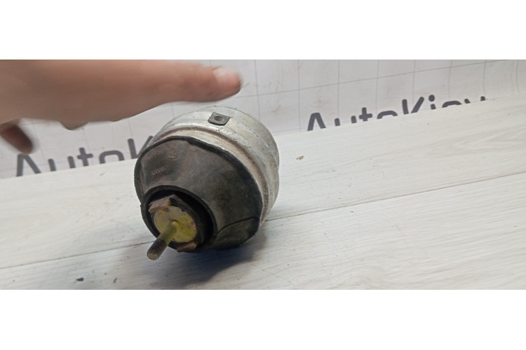 Подушка (опора двигателя левая) Volkswagen Passat B5 2000-2005 8D0199379AE