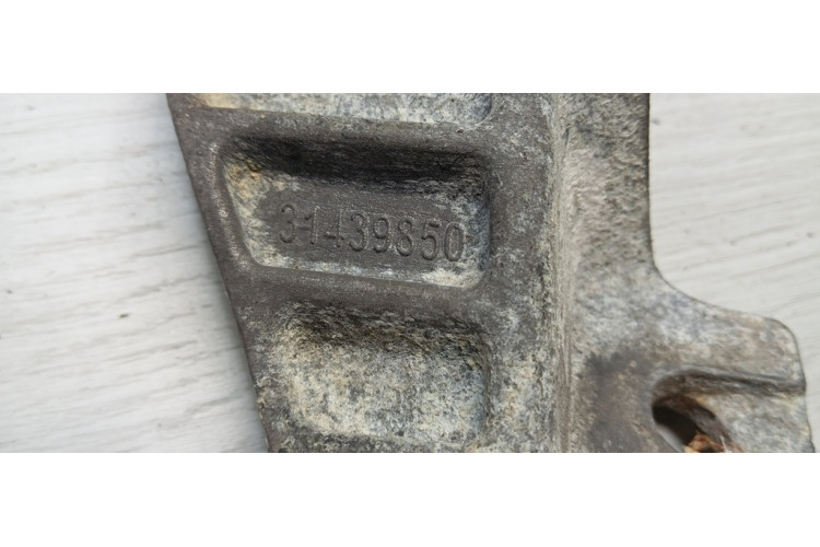 Кронштейн переднього диференціалу Volvo XC60 2008-2017 31439850