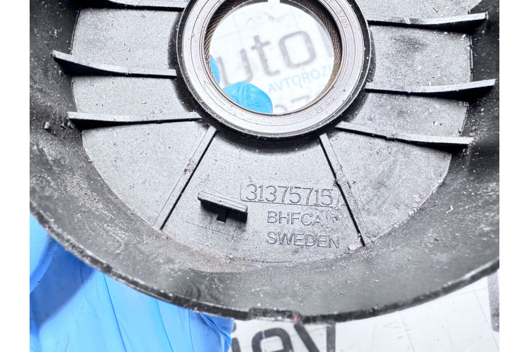 Крышка двигателя передняя с сальником коленчатого вала Volvo XC90 2014> 31375715 Крышка двигателя передняя с сальником коленчатого вала Volvo XC90 2014> 31375715