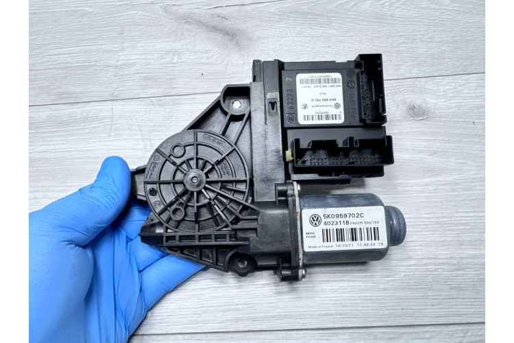 Электродвигатель стеклоподъемника передней двери Volkswagen Golf VI 2009-2013 5K0959702C