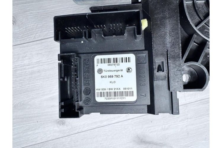 Электродвигатель стеклоподъемника передней двери Volkswagen Golf VI 2009-2013 5K0959702C