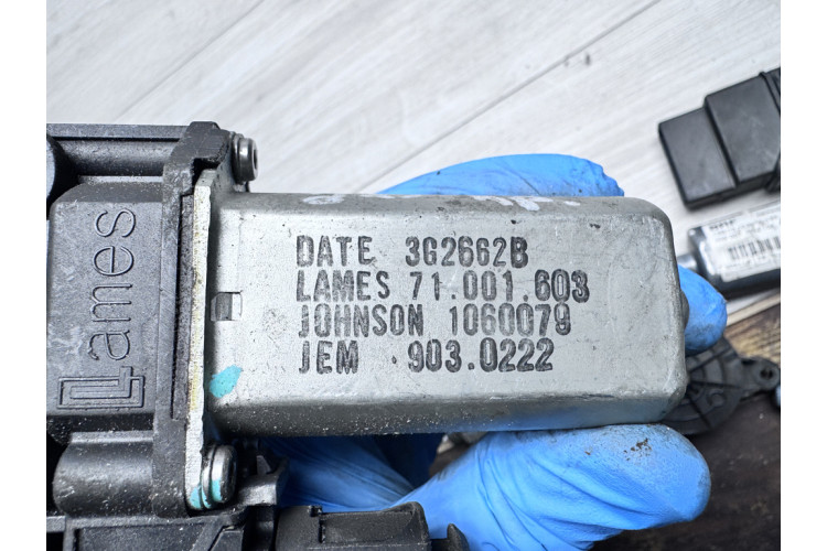 Електродвигун склопідйомника задній правий BMW 1-serie E87/E81 2004-2011 71001603