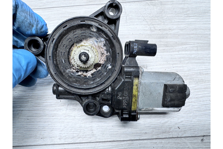 Электродвигатель стеклоподъемника двери передней правой Kia Sportage 2016-2021 82460F1000