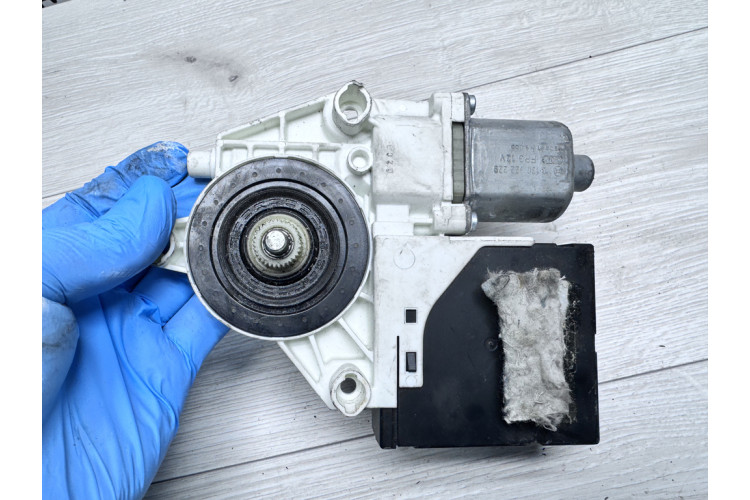 Електродвигун склопідйомника передніх дверей Volkswagen Passat B7 2011-2015 936807102