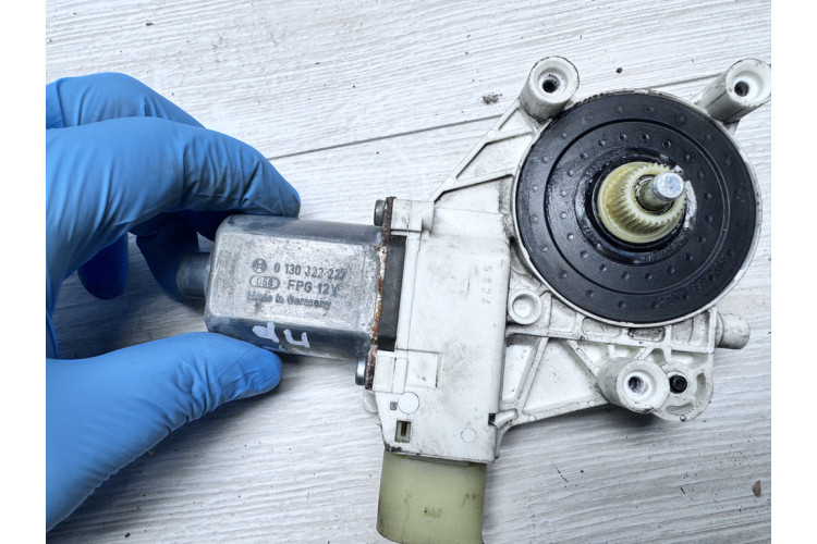 Електродвигун склопідйомника двері передньої, правої BMW E90 E91 2005-2012 6927028