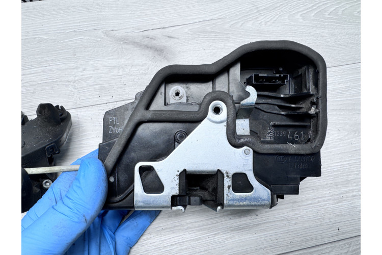 Замок двері задньої правої BMW 7 F01 F02 F03 F04 (2008-2016) A053702