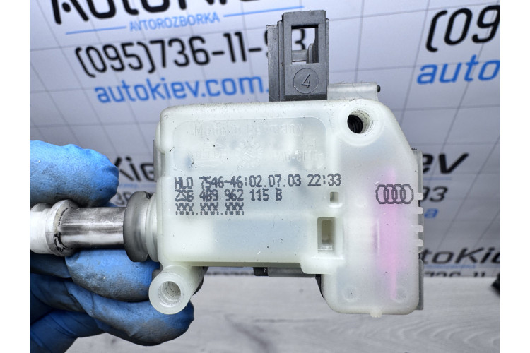 Привод замка багажной двери Volkswagen Touareg I 2002-2010 4B9962115B Привод замка багажной двери Volkswagen Touareg I 2002-2010 4B9962115B