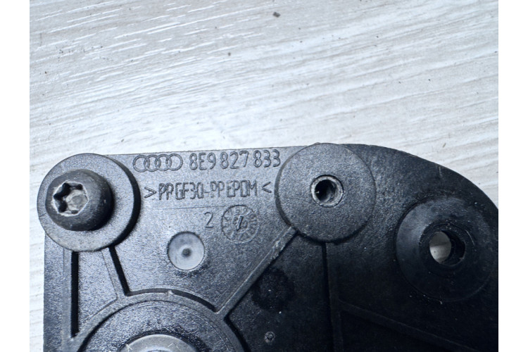 Привід замка кришки багажника Audi A4 B6 2000-2004 8E9827833 Привід замка кришки багажника Audi A4 B6 2000-2004 8E9827833