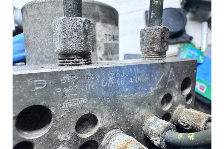 Блок управления АБС (ABS) Nissan Leaf I 2010-2017 476604NA0A