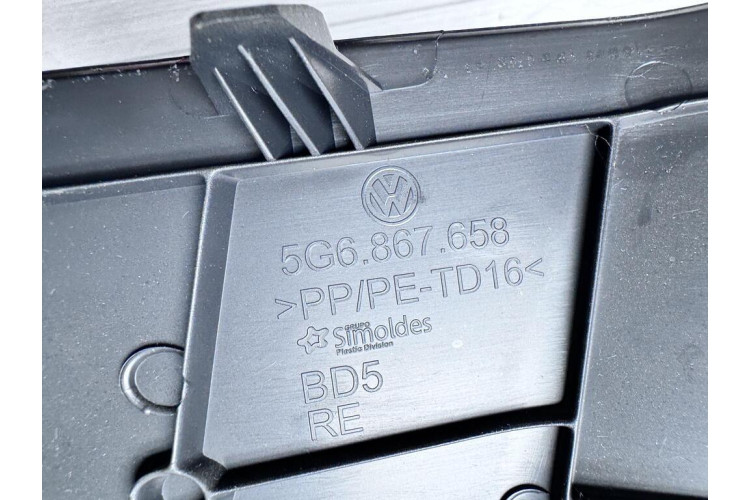 Кришка/заглушка обшивки багажника Volkswagen Golf VII 2012-2020 5G6867658 Кришка/заглушка обшивки багажника Volkswagen Golf VII 2012-2020 5G6867658