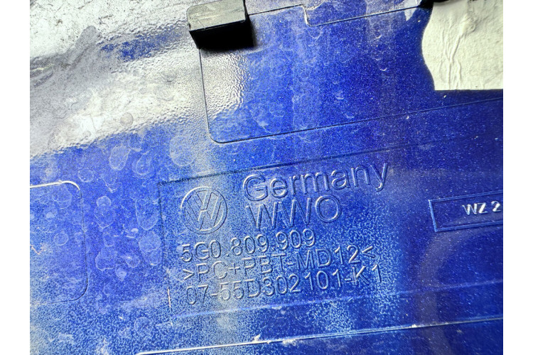 Кришка/люк паливно-заливної горловини Volkswagen Golf VII 2012-2020 5G0809909