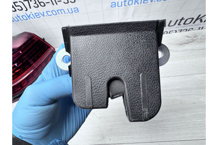 Замок крышки багажника Volkswagen Golf VII 2012-2020 5G6827505B