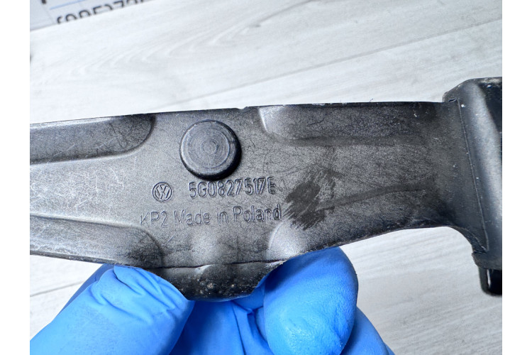 Фиксатор (зацеп замка двери) Volkswagen Golf VII 2012-2020 5G0827517E