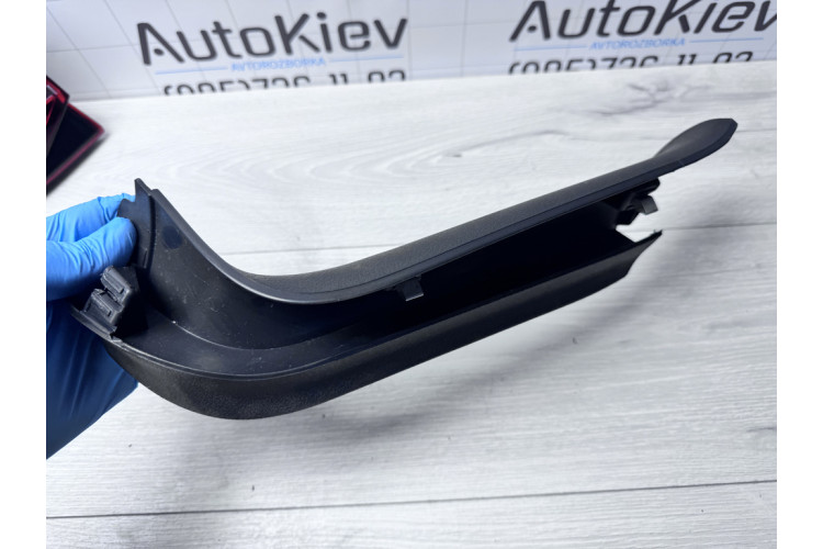 Обшивка кришки багажника Volkswagen Golf VII 2012-2020 5G6867713C