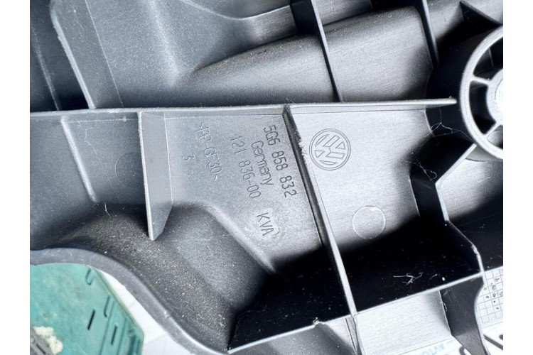 Панель/кріплення полиці багажника Volkswagen Golf VII 2012-2020 5G6858832