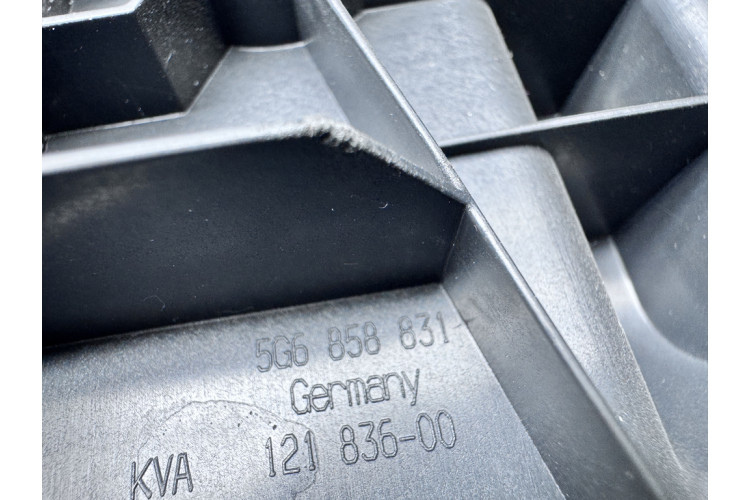 Панель/кріплення полиці багажника Volkswagen Golf VII 2012-2020 5G6858831 Панель/кріплення полиці багажника Volkswagen Golf VII 2012-2020 5G6858831