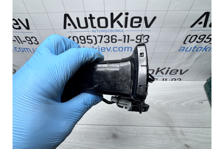 Дефлектор салона центральный задний Volkswagen Golf VII 2012-2020 5G0819209 Дефлектор салона центральный задний Volkswagen Golf VII 2012-2020 5G0819209