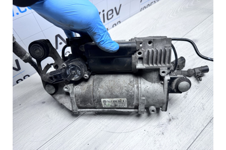 Компрессор пневматической подкачки амортизаторов Volkswagen Touareg I (3.0 TDI) 2002-2010 7L0616007
