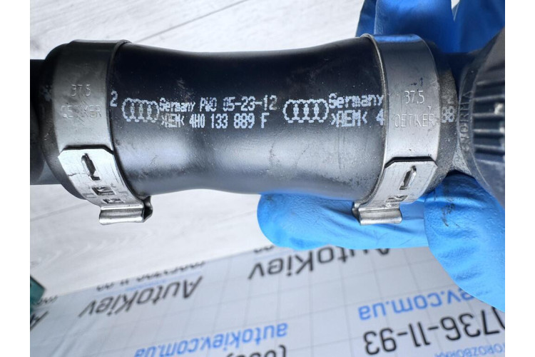 Патрубок соединительный Audi A8 (4.2 FSI) S8 D4 4H 2010-2017 4H0133889F
