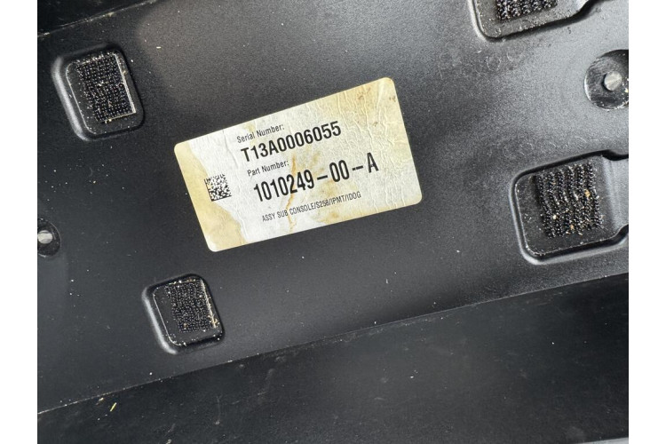 Центральна консоль (з підлокітником) Tesla Model S 2012-2016 101024900A