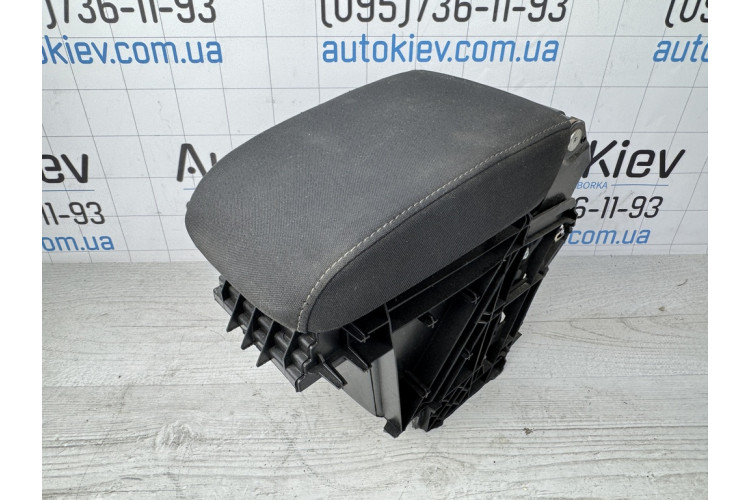 Підлокітник Volkswagen Golf VII 2012-2020 5G0864251D