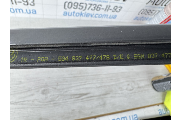 Уплотнитель / молдинг стекла передней левой двери (наружный) Volkswagen Golf VII 2012-2020 5G4837477