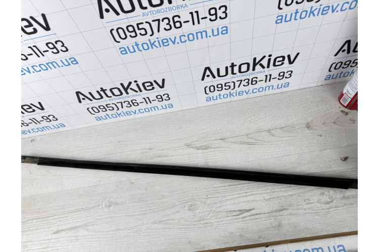 Уплотнитель / молдинг стекла передней левой двери (наружный) Volkswagen Golf VII 2012-2020 5G4837477