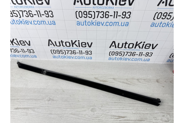 Уплотнитель / молдинг стекла задней левой двери (внутренний) Volkswagen Golf VII 2012-2020 5G6839479B