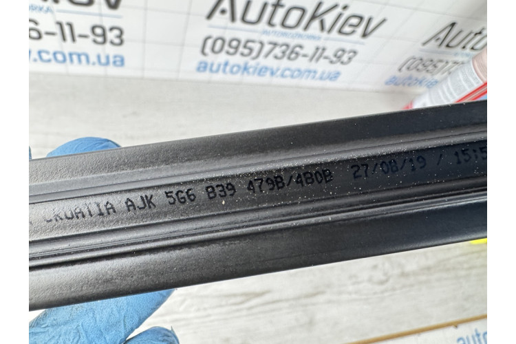 Уплотнитель / молдинг стекла задней левой двери (внутренний) Volkswagen Golf VII 2012-2020 5G6839479B