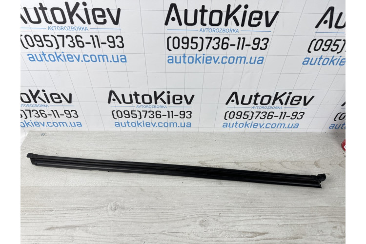 Уплотнитель / молдинг стекла задней левой двери (внутренний) Volkswagen Golf VII 2012-2020 5G6839479B