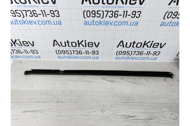 Уплотнитель / молдинг стекла задней левой двери (внутренний) Volkswagen Golf VII 2012-2020 5G6839479B