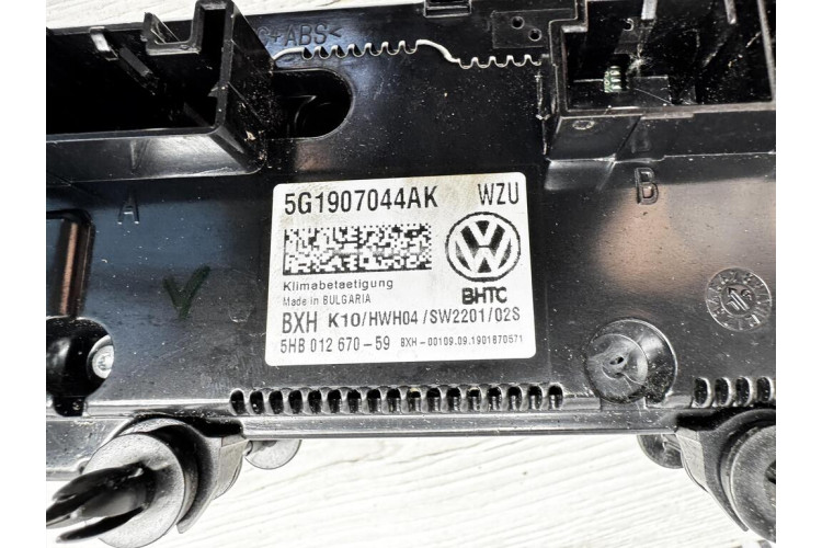 Блок управления климат контроля (дефект на кнопке обогрева сидения) Volkswagen Golf VII 2012-2020 5G1907044AK