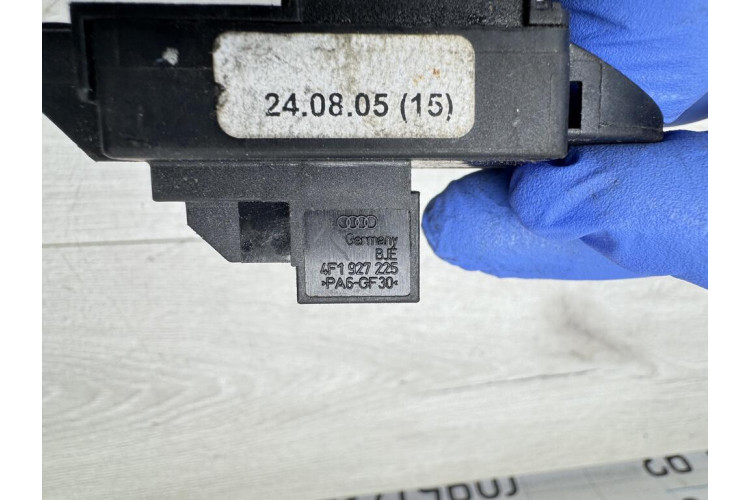 Клавиша электромеханического стояночного тормоза Audi A6 C6 4F 2004-2011 4F1927225 Клавиша электромеханического стояночного тормоза Audi A6 C6 4F 2004-2011 4F1927225