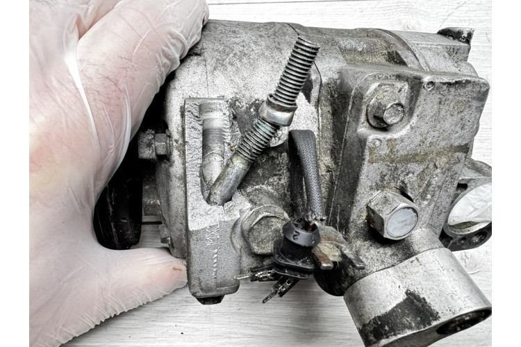 Компрессор кондиционера VW Touareg 3.0Tdi 2002-2010 дефект крепления 8FK351322811 Компрессор кондиционера VW Touareg 3.0Tdi 2002-2010 дефект крепления 8FK351322811