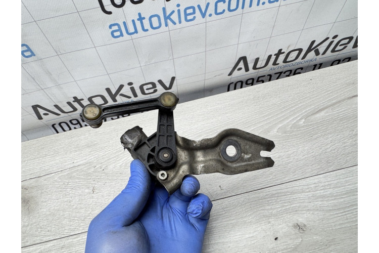 Датчик уровня положения кузова, передний левый Volkswagen Touareg I 2002-2010 7L0616213B