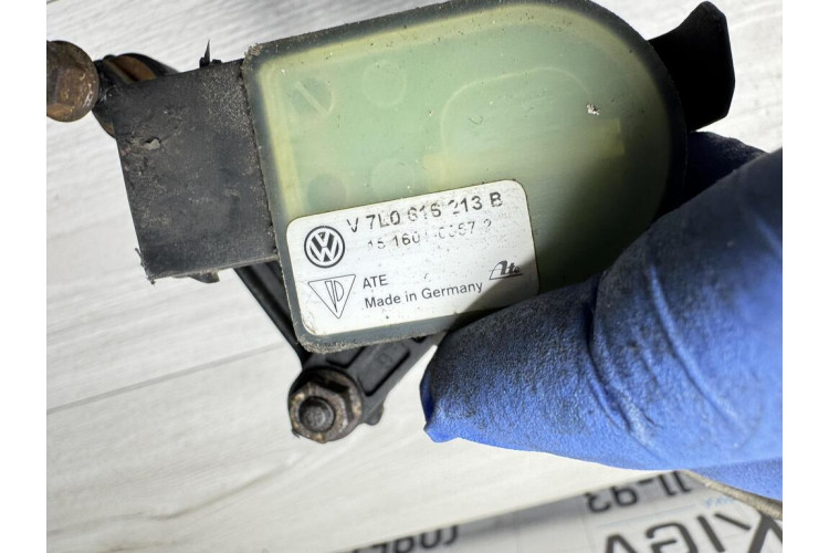 Датчик уровня положения кузова, передний левый Volkswagen Touareg I 2002-2010 7L0616213B