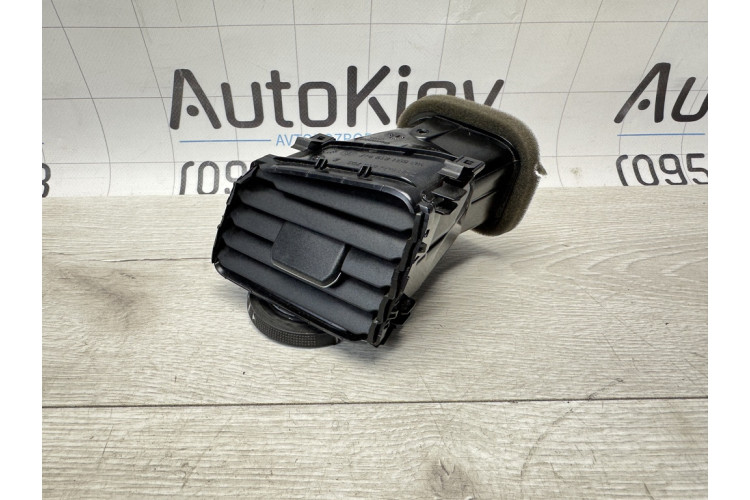 Боковой дефлектор торпедо Volkswagen Golf VII 2012-2020 5G1819709B Боковой дефлектор торпедо Volkswagen Golf VII 2012-2020 5G1819709B