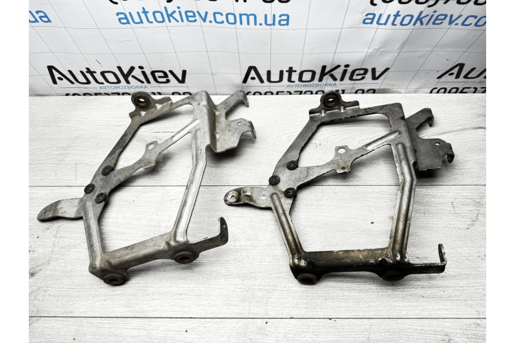 Кронштейн додаткового радіатора Audi A8 D4 2010-2017 правий 4h0121239b