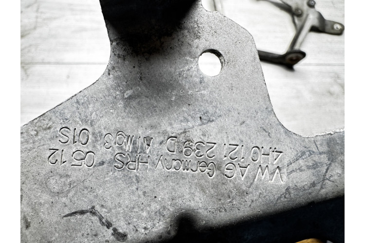 Кронштейн додаткового радіатора Audi A8 D4 2010-2017 правий 4h0121239b