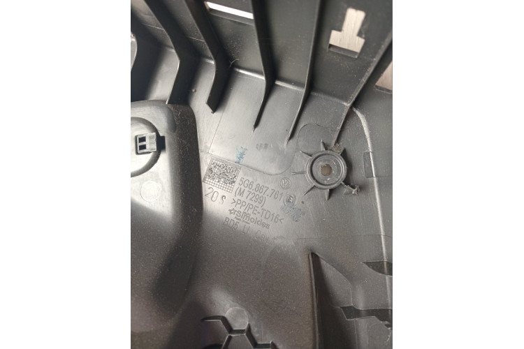 Накладка обшивки багажника ліва Volkswagen Golf VII 20012-2020 5G6867761E