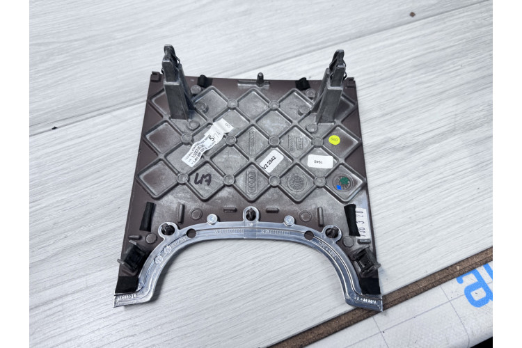 Декоративна накладка (лак) заднього підлокітника Audi A8 [4H] 2010-2017 4H0886745