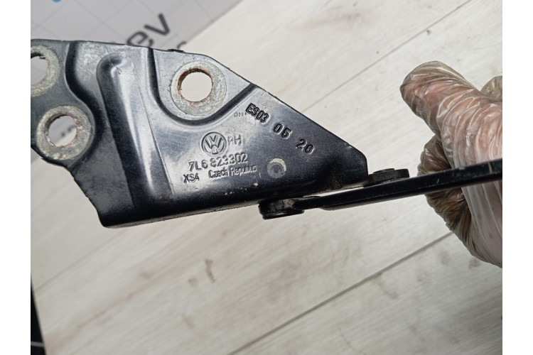 Петля капота права Volkswagen Touareg 2002-2010 7L6823302